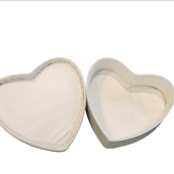 𝅺HEART Shaped Padded Lace Gift Box - Picture 2 of 3